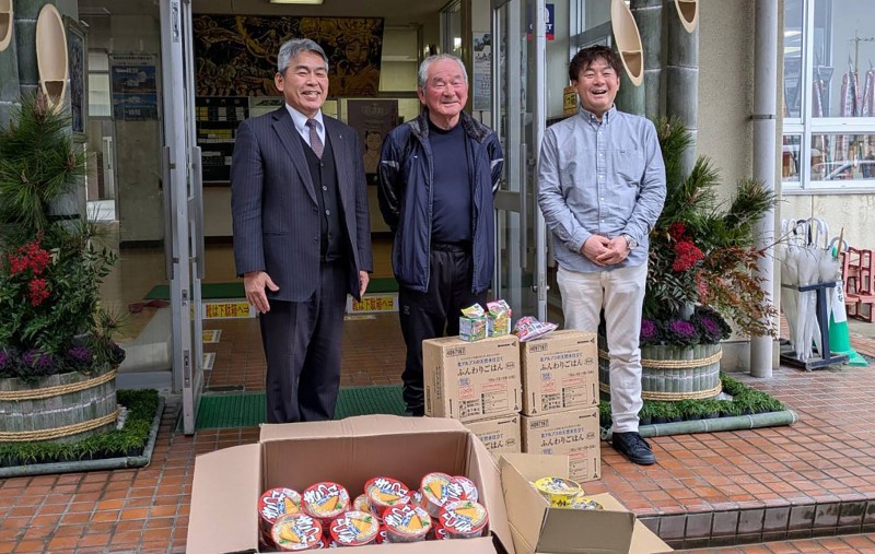 全ての子どもが朝食を食べられるように!地元教育機関にインスタント食品を寄付